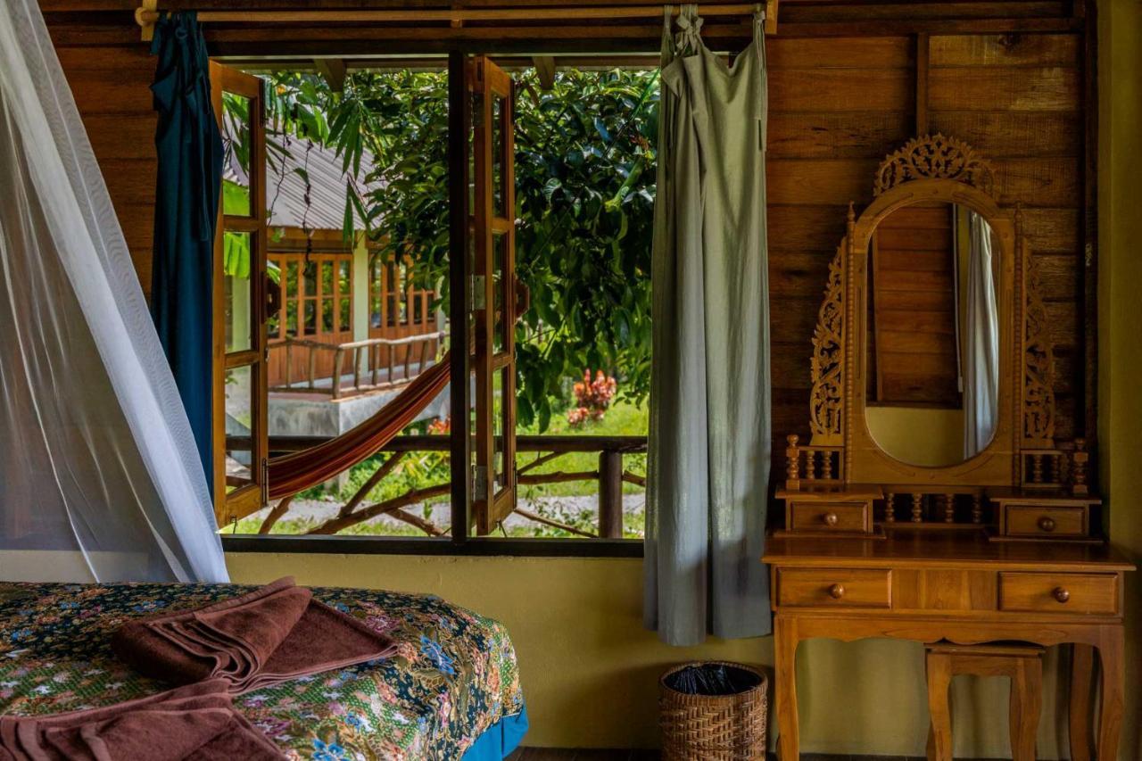 Monkey Mansion - Jungalows & Tours Khao Sok National Park Dış mekan fotoğraf